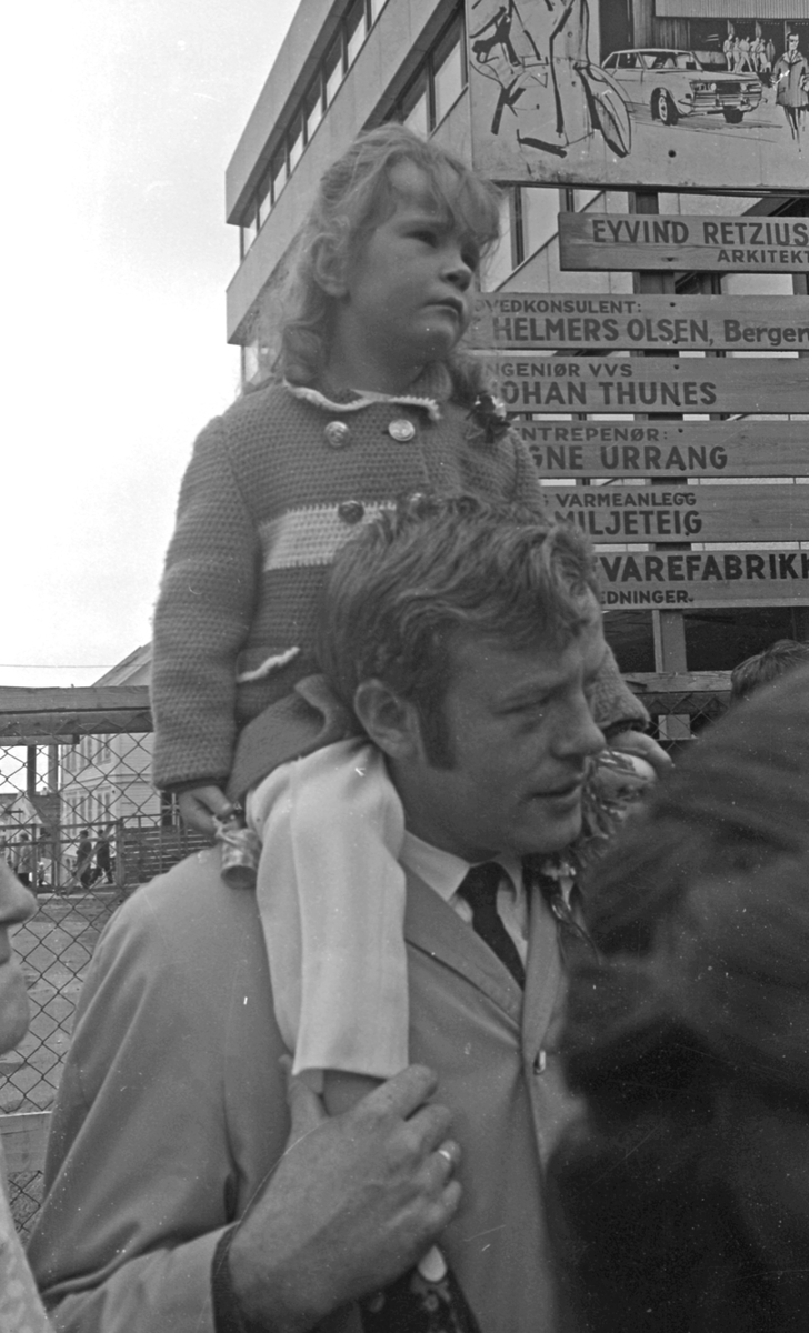 17. mai - 1971.   Del 7 av 7.  Dagens taler. Folkeliv, korps, barne-, folke- og russe-tog. Kransenedleggelse.