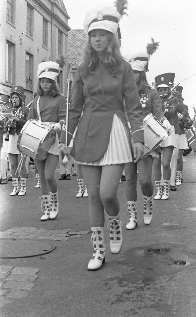 17. mai - 1971.   Del 7 av 7.  Dagens taler. Folkeliv, korps, barne-, folke- og russe-tog. Kransenedleggelse.