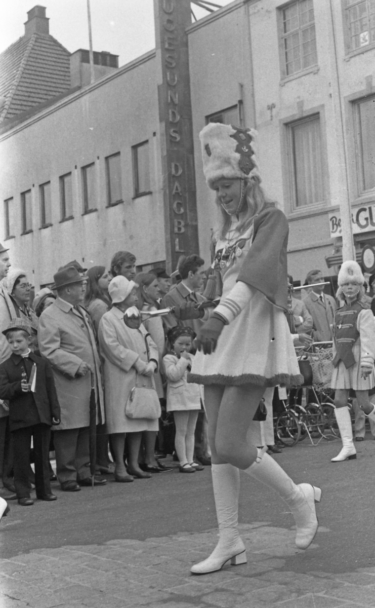 17. mai - 1971.   Del 7 av 7.  Dagens taler. Folkeliv, korps, barne-, folke- og russe-tog. Kransenedleggelse.