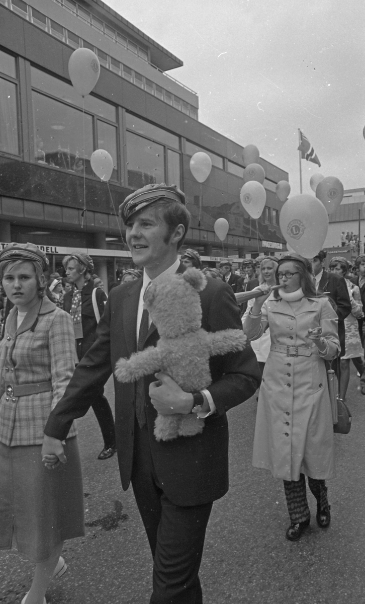 17. mai - 1971.   Del 6 av 7. Folkeliv, speidere og barne-tog.