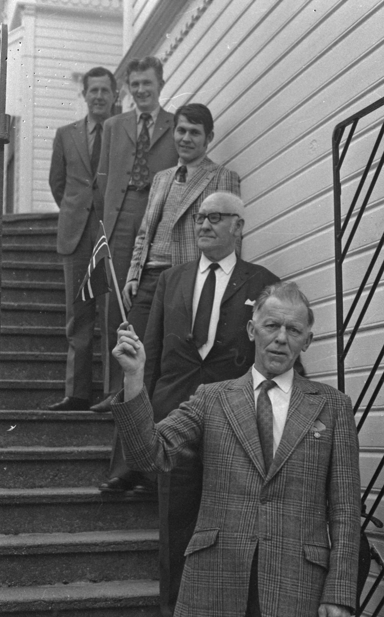 17. mai - 1971.  Del 3 av 7. Kransenedleggelse. Barne-tog og andre aktiviteter.