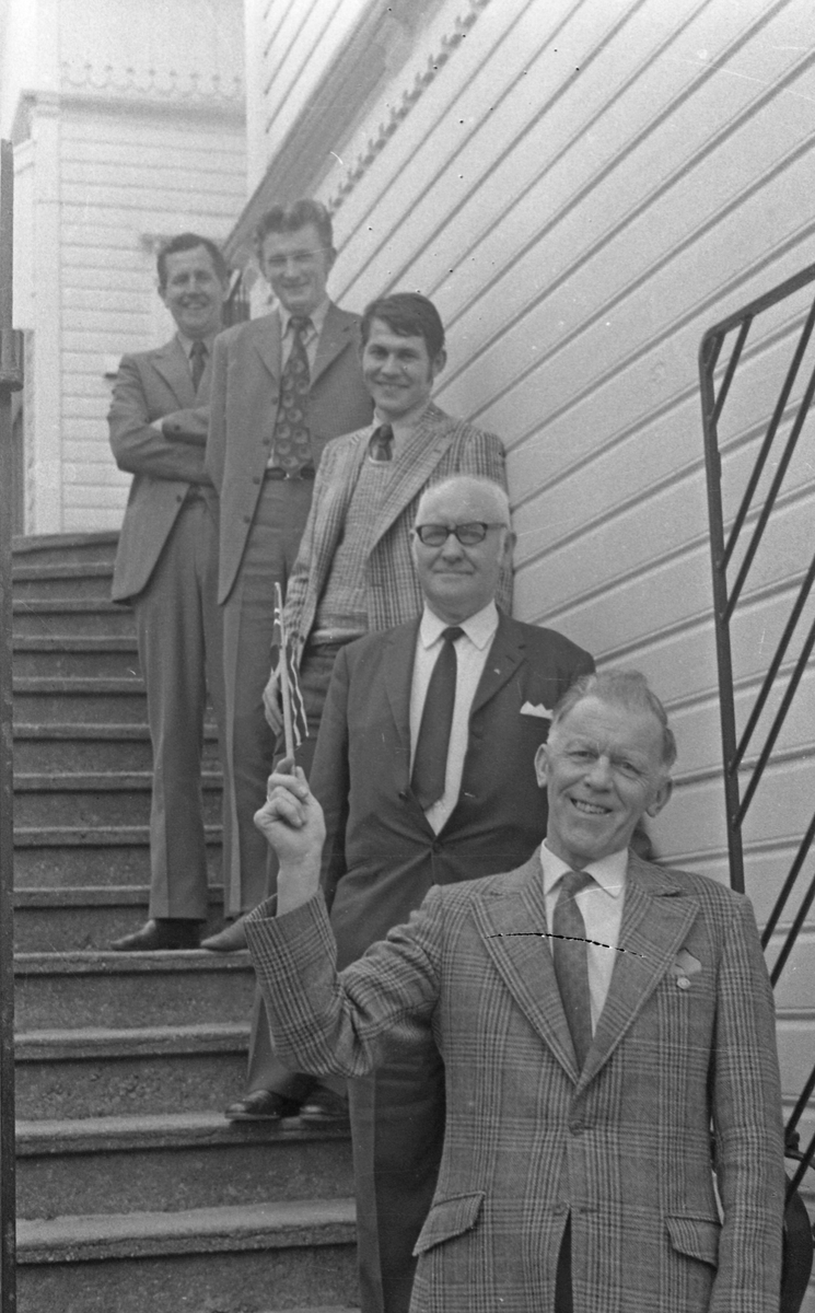 17. mai - 1971.  Del 3 av 7. Kransenedleggelse. Barne-tog og andre aktiviteter.