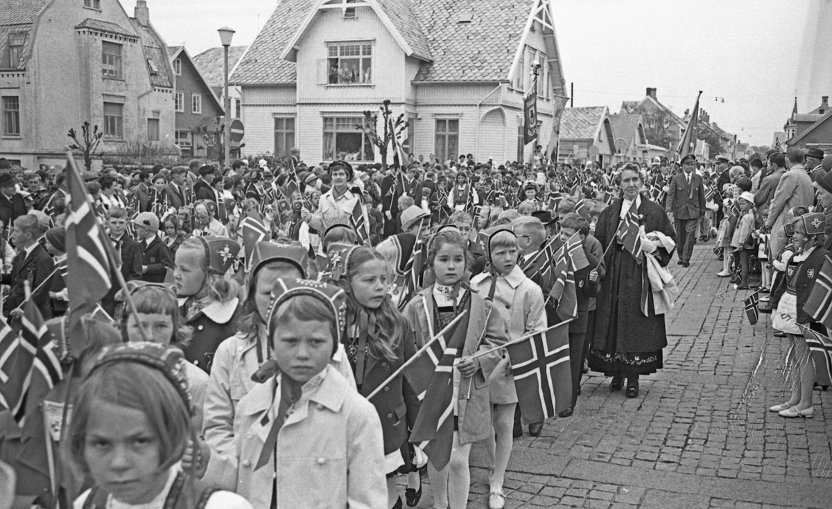 17. mai - 1970. Del 2 av 4. Kransenedlegging, roing, barne- og folke-tog.