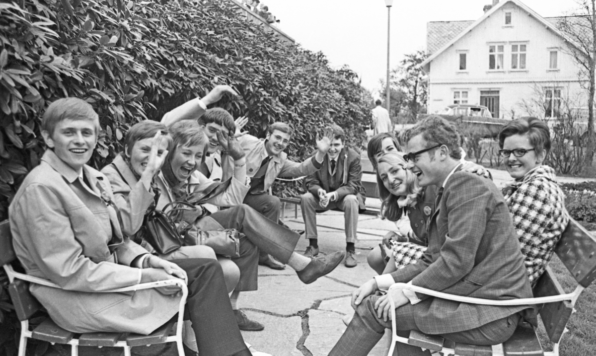 17. mai - 1970. Del 2 av 4. Kransenedlegging, roing, barne- og folke-tog.