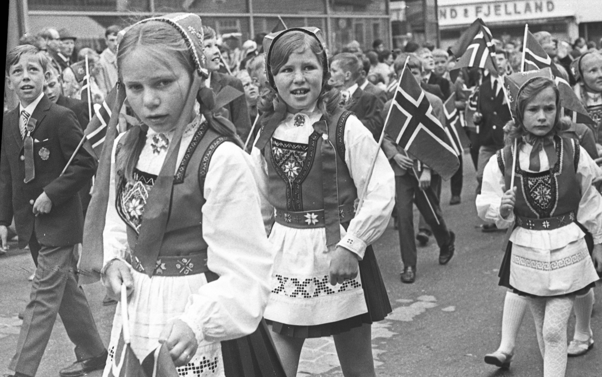 17. mai - 1970. Del 2 av 4. Kransenedlegging, roing, barne- og folke-tog.