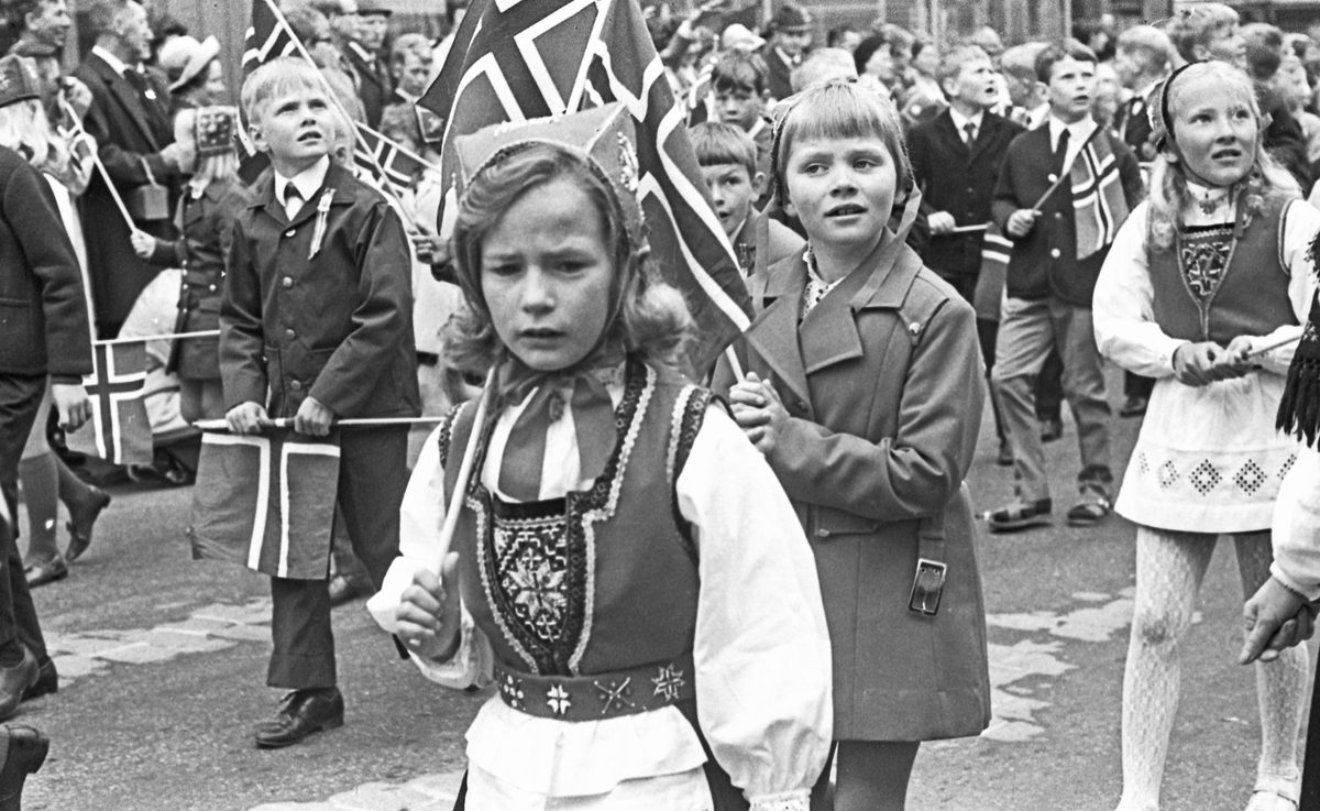 17. mai - 1970. Del 2 av 4. Kransenedlegging, roing, barne- og folke-tog.