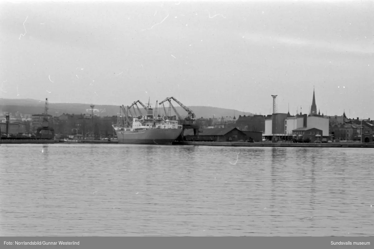 Trålfiske med Aba SL 9. Byggd 1905 i Härnösand som bogserbåten STÖMNÄS 2. Längd 64 fot (19,32 x 4,01)
Inköptes 21/5 1960 för 5900 kr av Gösta Åhlin, Rödön Alnö. Båten byggdes om till trålare på Helge Nilssons varv. Stensvik Alnö, där även en Scania Vabis diesel på 200 hk installerades. Den enda stålbåten och alltså ”isgående”. Fiskade mellan 1961 – 65 med hemmahamn Galtström. 
Skeppare : Gösta Åhlin. Besättning : Inez Åhlin.