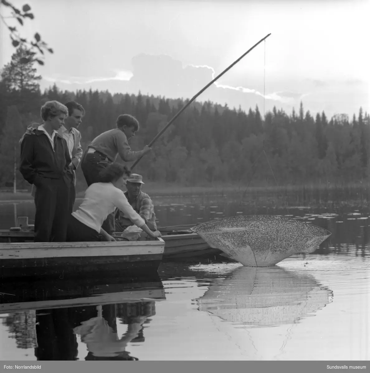 Fiskande familj i Bjässjön i Indal.