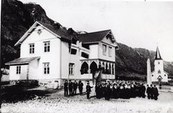 Ungdomslaget Vårvon har fest syttande mai i 1915 ved Tingbyg