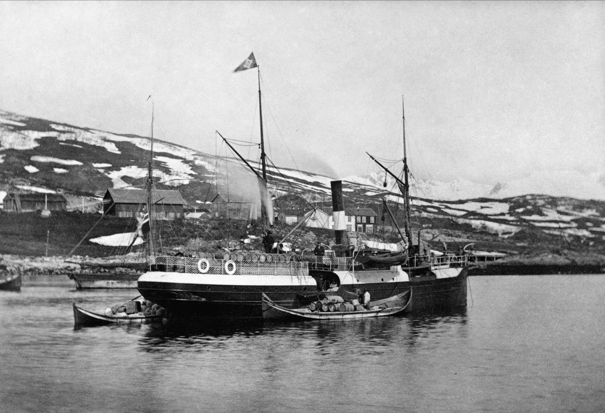 D/s "Senjen" oppankret i Harstadbotn. Gårdsbebyggelse i bakgrunnen. Til høyre ser vi Grytøy-fjellene.