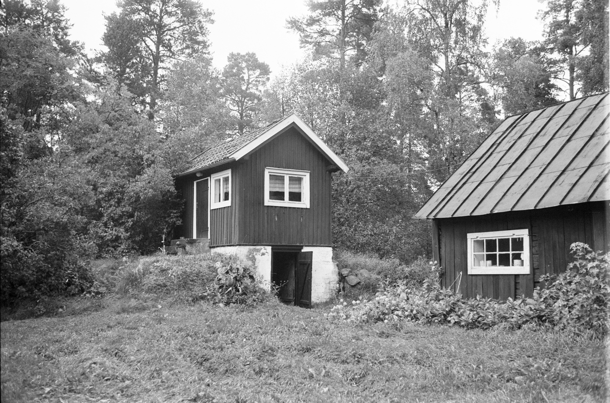 Källarbod och uthus, Nyhagen, Helgeby 1:6, Rasbokils socken, Uppland 1982