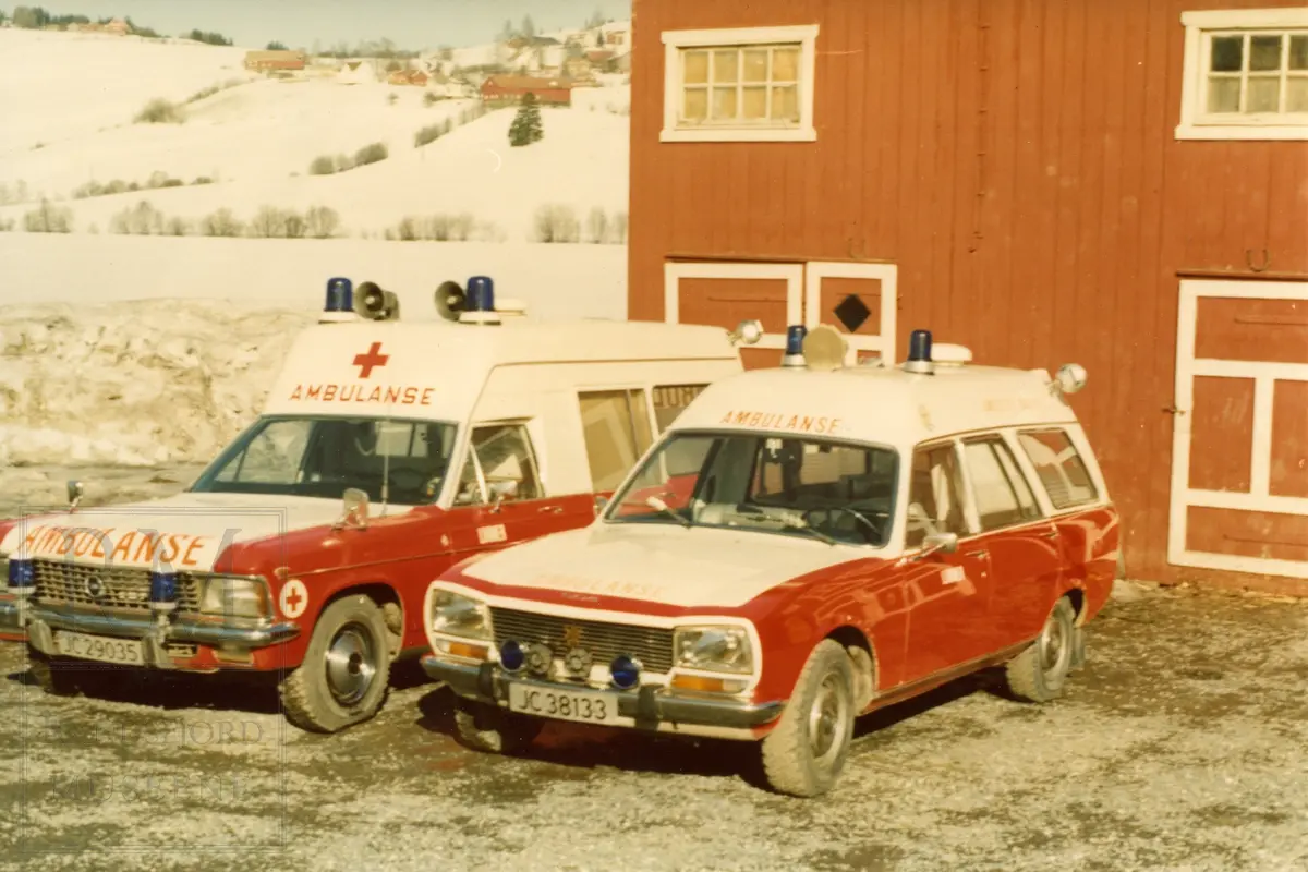 To sykebiler som var eiet og drevet av sanitetsforeningene i Lunner.
