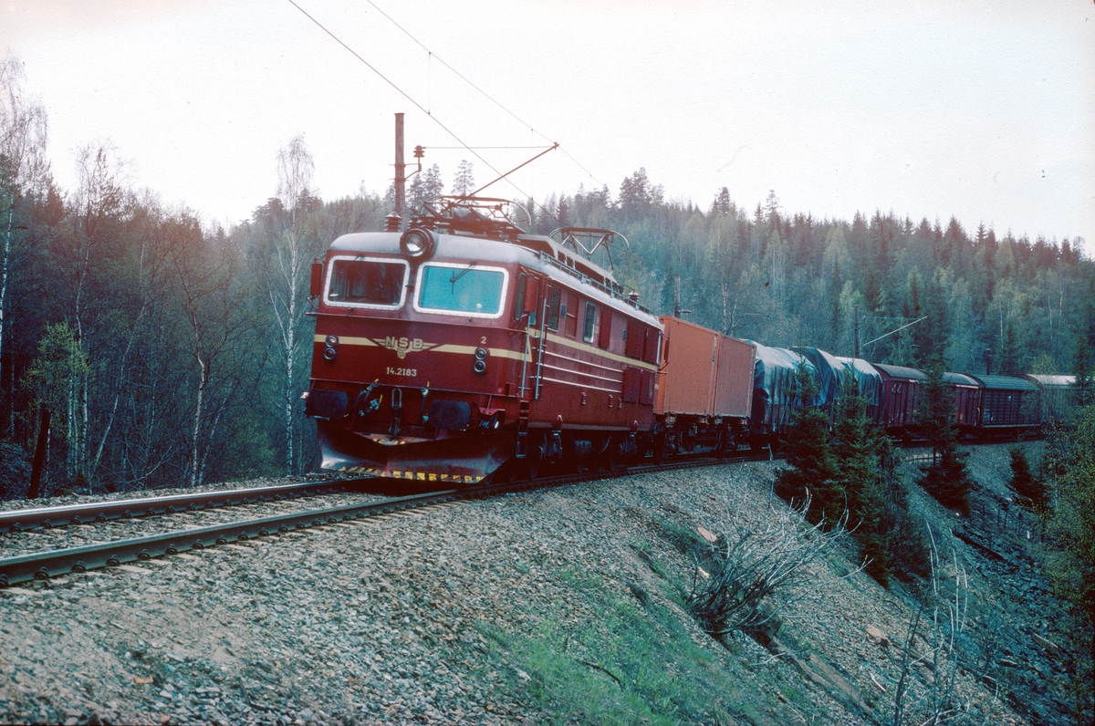 Gjøvikbanen. Godstog 5501 Alnabru - Bergen. NSB elektrisk lokomotiv El 14 2183 mellom Kjelsås og Sandermosen.
