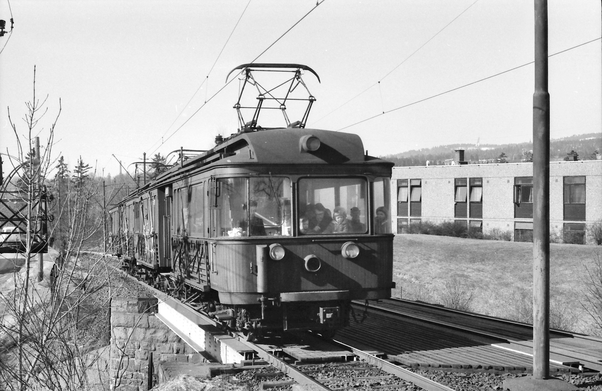 A/S Holmenkoldagen. Sognsvannsbanen. Vogn 31 og 37, type 1909 (Skabo, Westinghouse, HKB verksted).