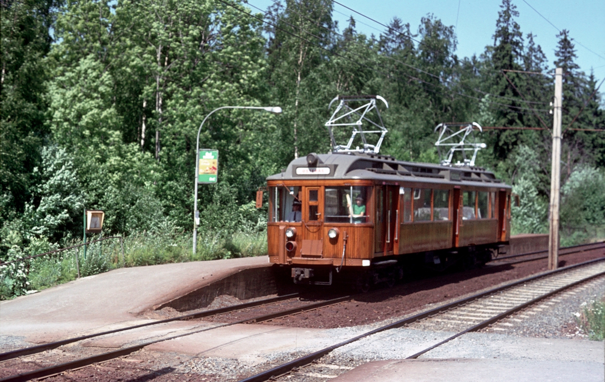 A/S Holmenkolbanen. Oslo sporveier. Røabanen. Lijordet stasjon, vogn 106 type 1928 (Strømmens verksted, NEBB, HKB verksted), på vei mot Østerås.