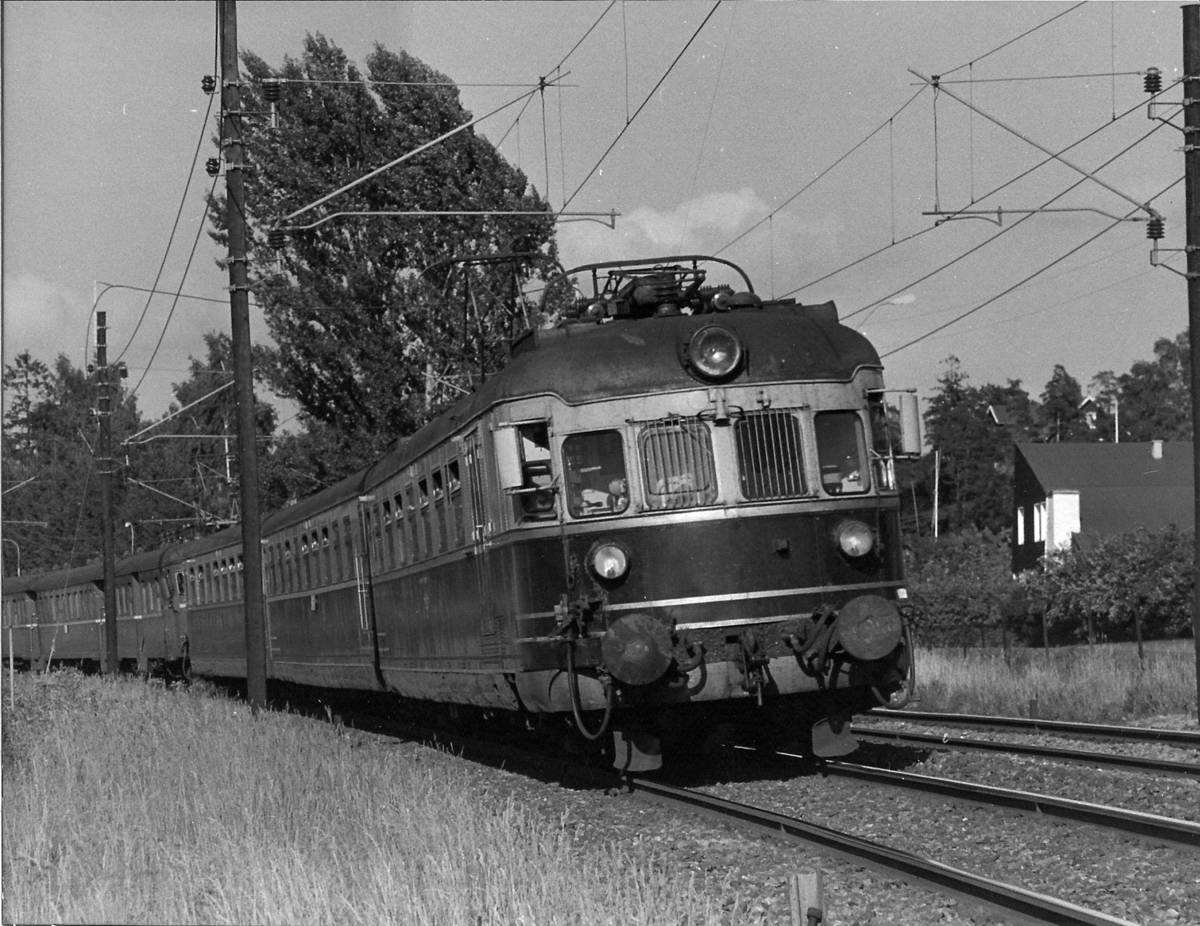 Drammenbanen. NSB elektrisk ekspresstog type 66 mellom Stabekk og Høvik.