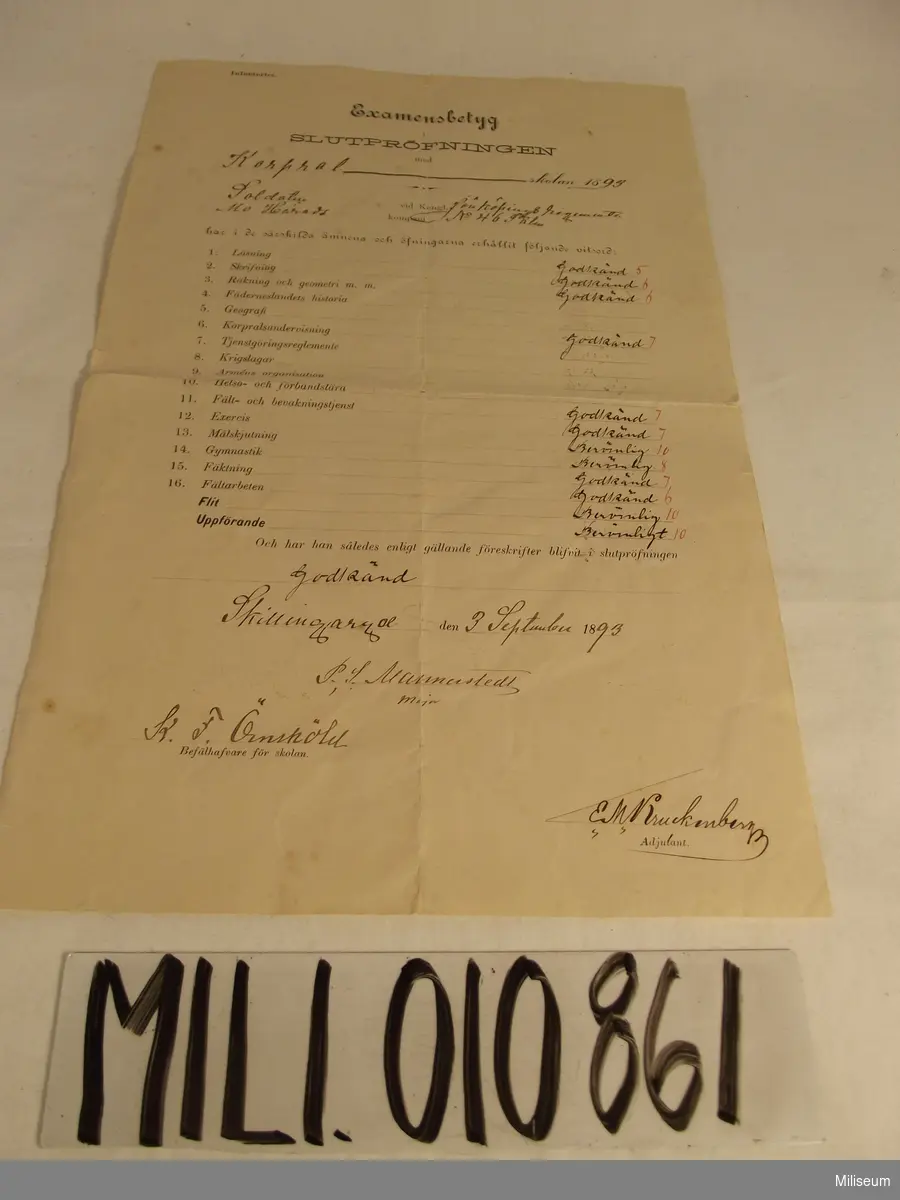 Examensbetyg i slutpröfningen med Korpralskolan 1893 för soldat vid Kongl. Jönköpings Regemente Mo Härads Kompani N:o 46 Palm