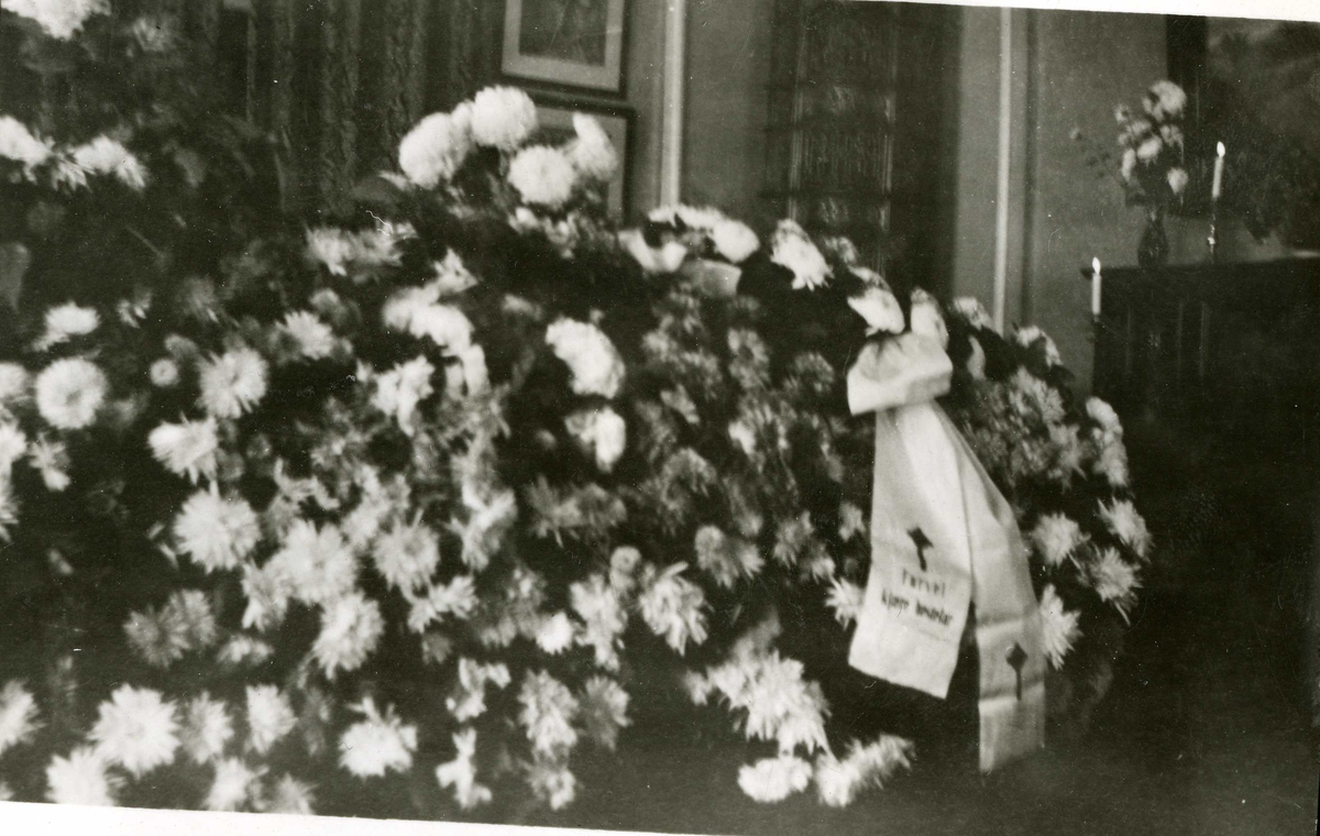 Adolf Heggstrøms kiste er blomster belagt, 9.11.1938
