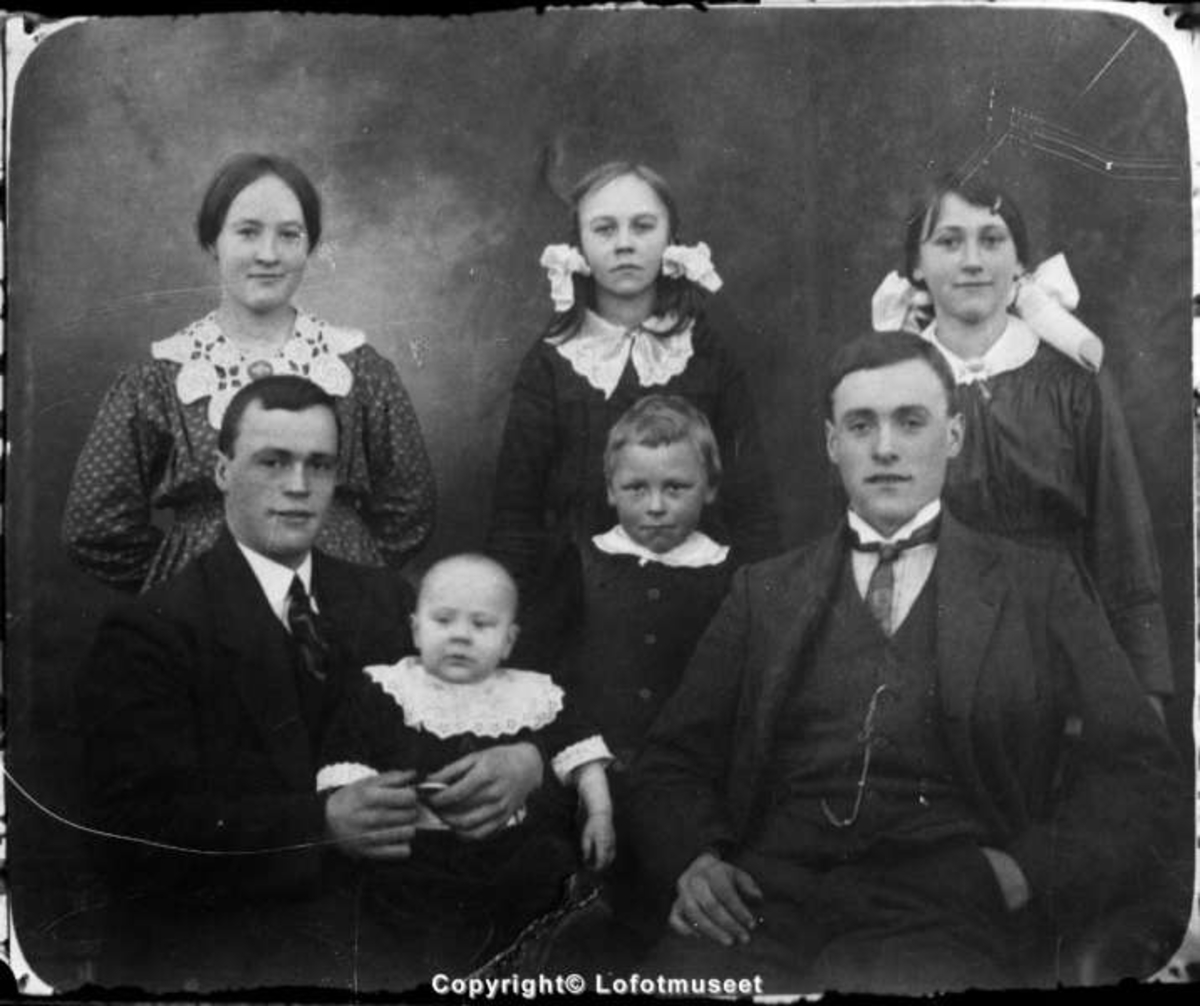 Ca. 1915-30. Gruppeportrett av syv personer, sannsynligvis en familie ...