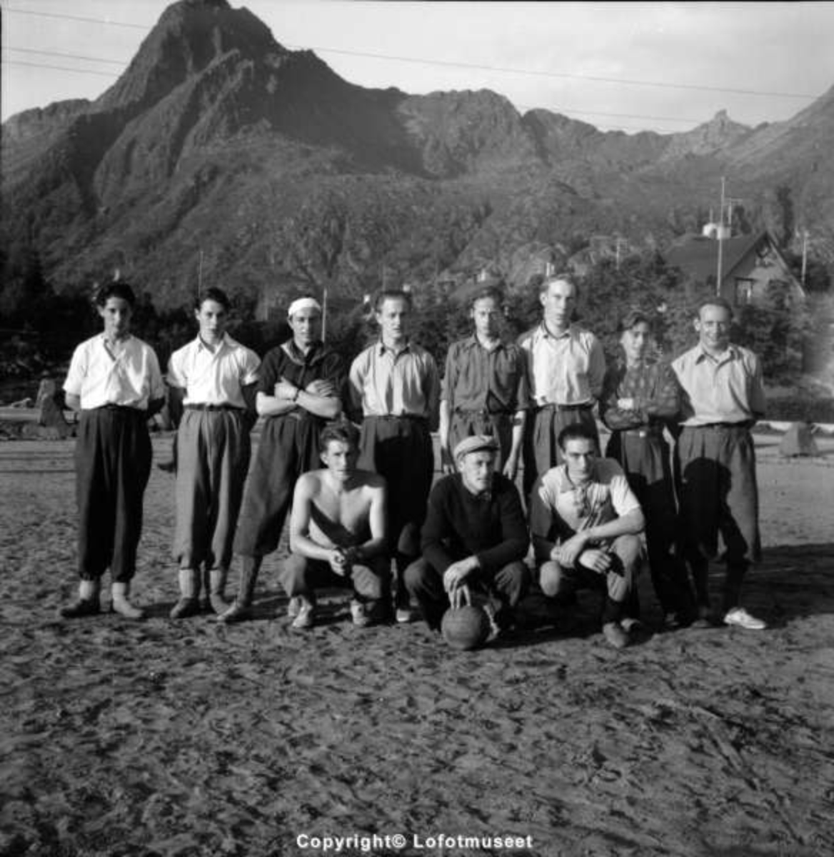 Svolvær, 1949. Bedriftsfotball, sannsynligvis fra et oljeselskap.
