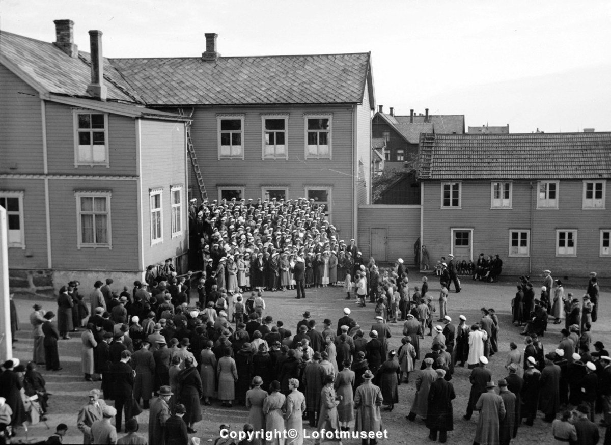 Svolvær, ca. 1950-55. Bildet viser et sangstevne, trolig i forbindelse med pinsen.