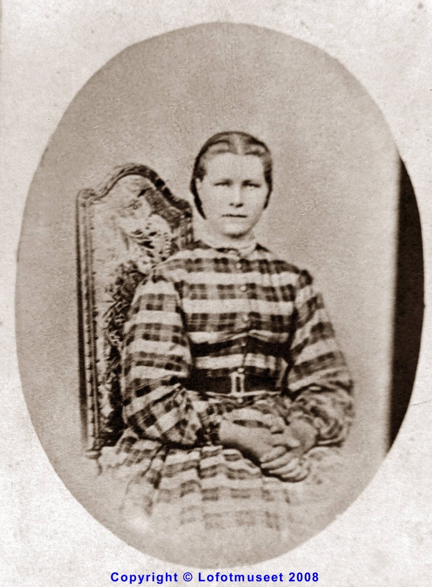 Repro. Ateljebilde av en kvinne 1860-1870 tallet. Bestiller: Rektor Håvard Hansen.