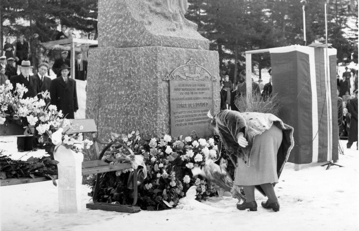 Kransenedlegging på monumentet over de falne fra panserskipene ...