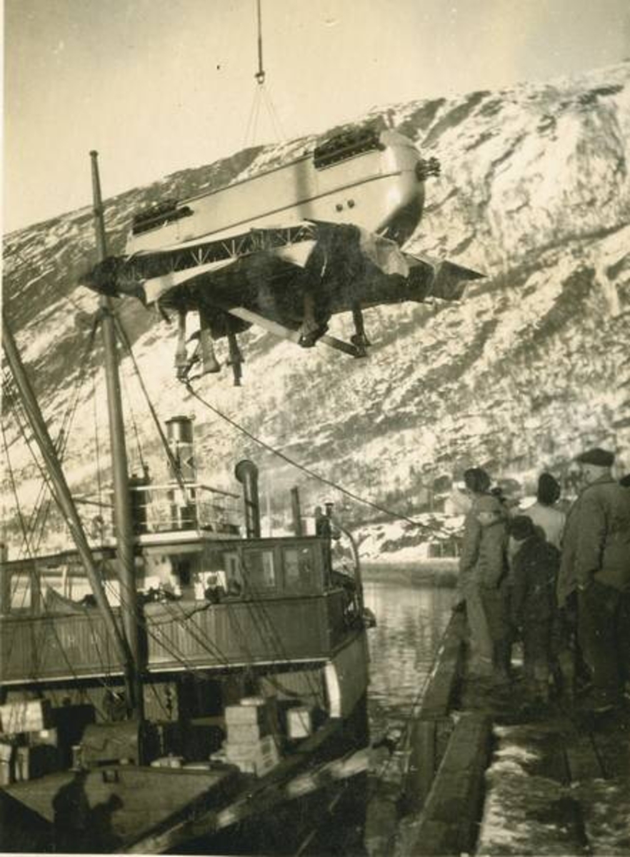 Frakteskuta "Hobby" ved Fagerneskaia laster ombord deler til Roald Amundsens fly N24 og N25.