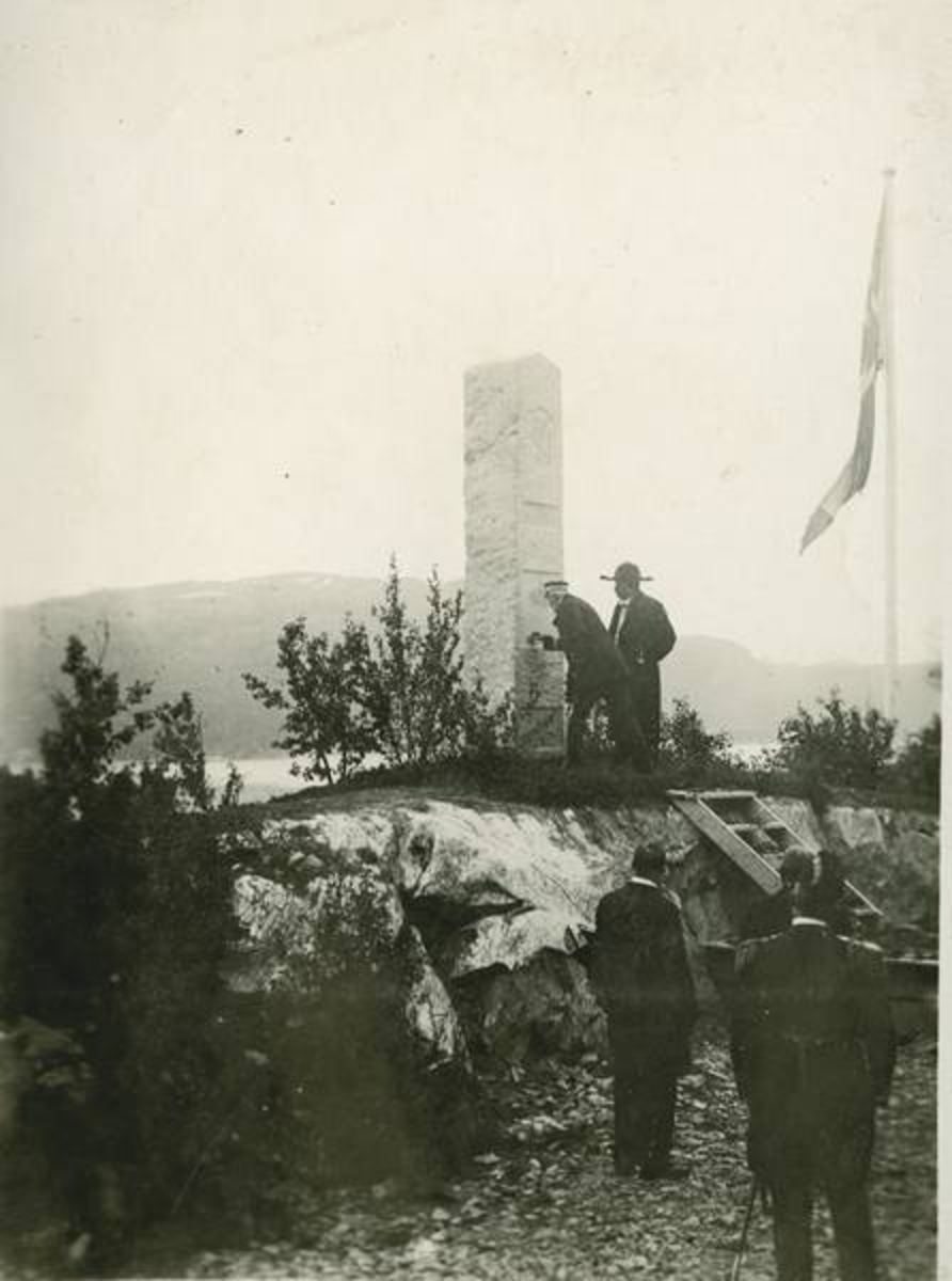 Kong Oscar II. signerer minnesteinen ved åpningen av Ofotbanen 14. juli 1903. Stedet er Bjørneborg mellom Narvik og Djupvik, banens nordligste punkt.
Minnesteinen er flyttet til Narvik stasjon.