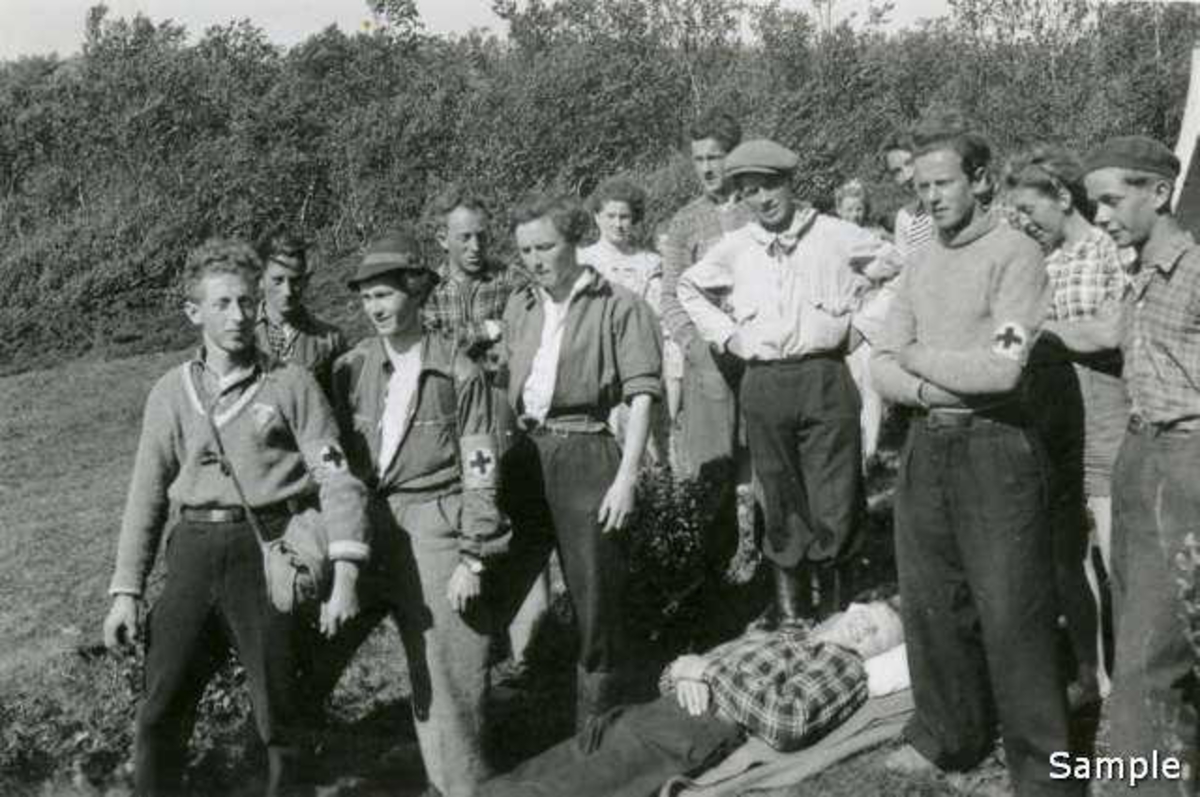 Sanitetsgruppa (sammensatt av NGU-ere fra flere lag).
Leir i Harstad 1943 (-44?). 
Fra venstre nr.3 er Karl Johan Johnson, nr.4 Bjørn Granli, nr.8 Arne Waleniussen (hvit anorakk). Helt til høyre Tor Schau Pettersen.