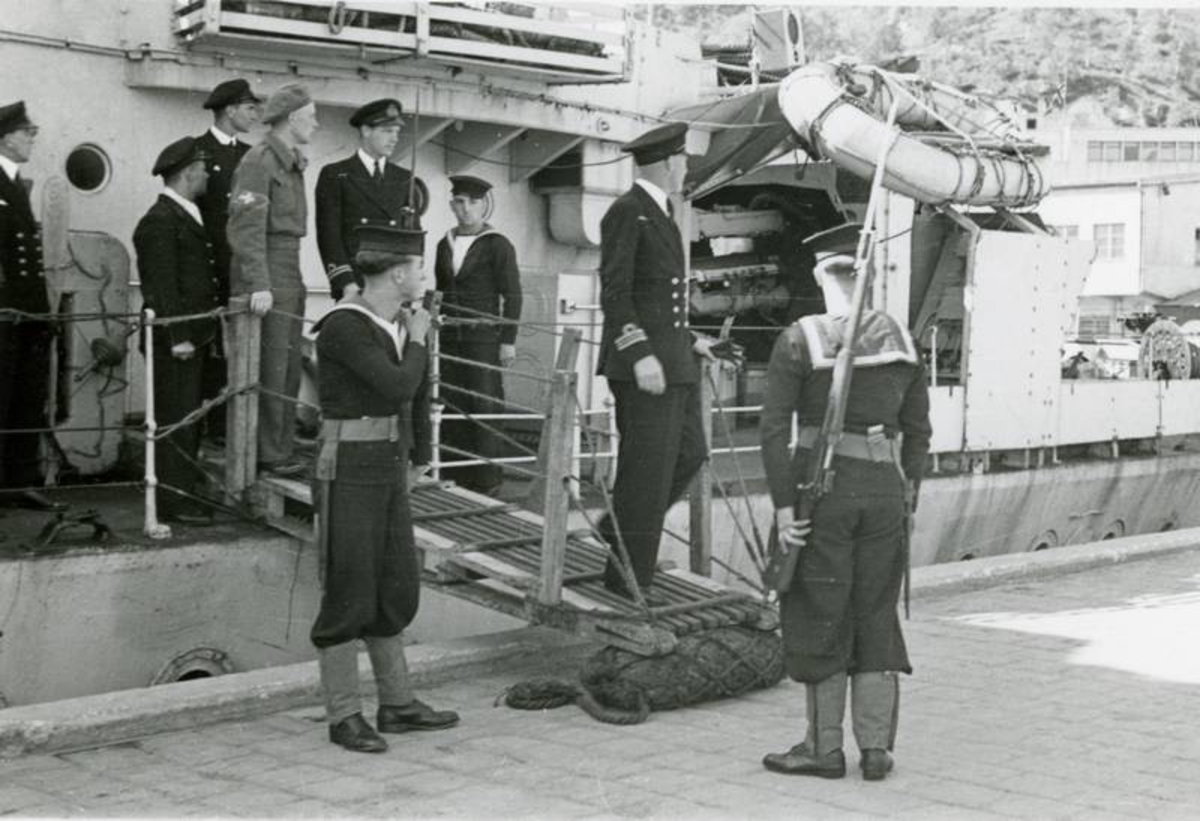 Minnemarkering. Den engelske jageren, HMS Hotspur, en av aktørene under Sjøslaget ved Narvik, 10.4.1940 besøkte Narvik. - besøkende går i land.
