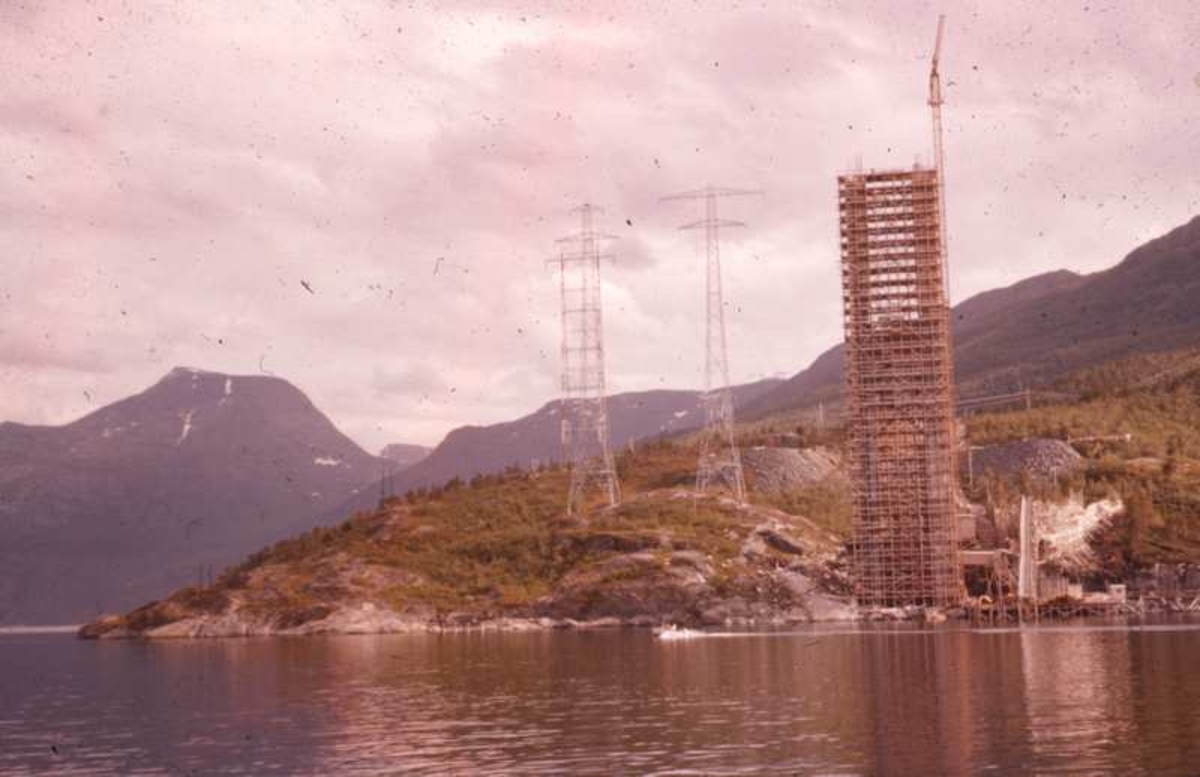 Tårn på Rombaksbrua under bygging.