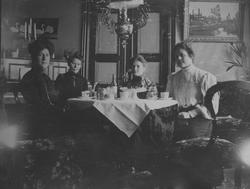 Fra Winthers pensionat, Bodø. Claudia til venstre.