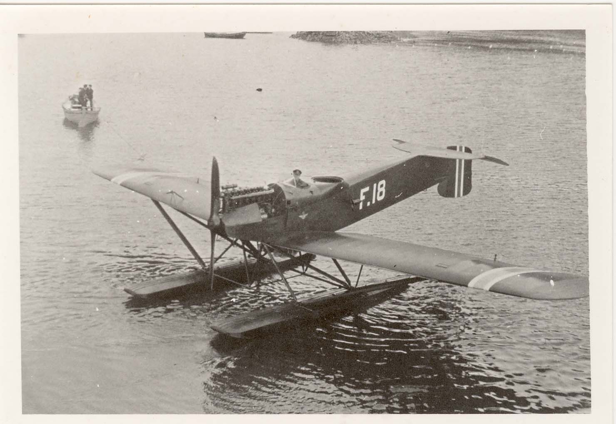 Hansa Brandenburg W 33, fly nr. F-18 . Bildene er tatt delvis på Horten og på Svalbard 1928.