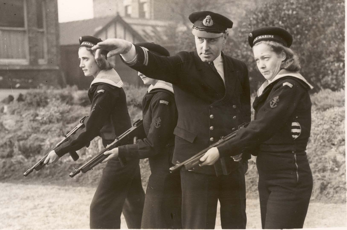 Motiv: Marinens kvinnekorps 1942/1945.Rekruttskole kurs 2 1942 Liverpool. Våpenistruksjon     Avbildede personer: 1?2? 3:Lt. Tangen, 4:thekla Larsen