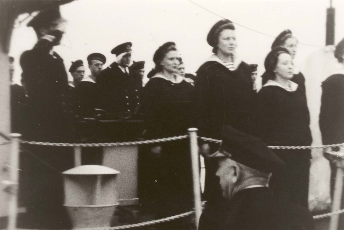 Motiv: Marinens Kvinnekorps 1942-1945 Oppstilling ved fallrepet, jageren DRAUG