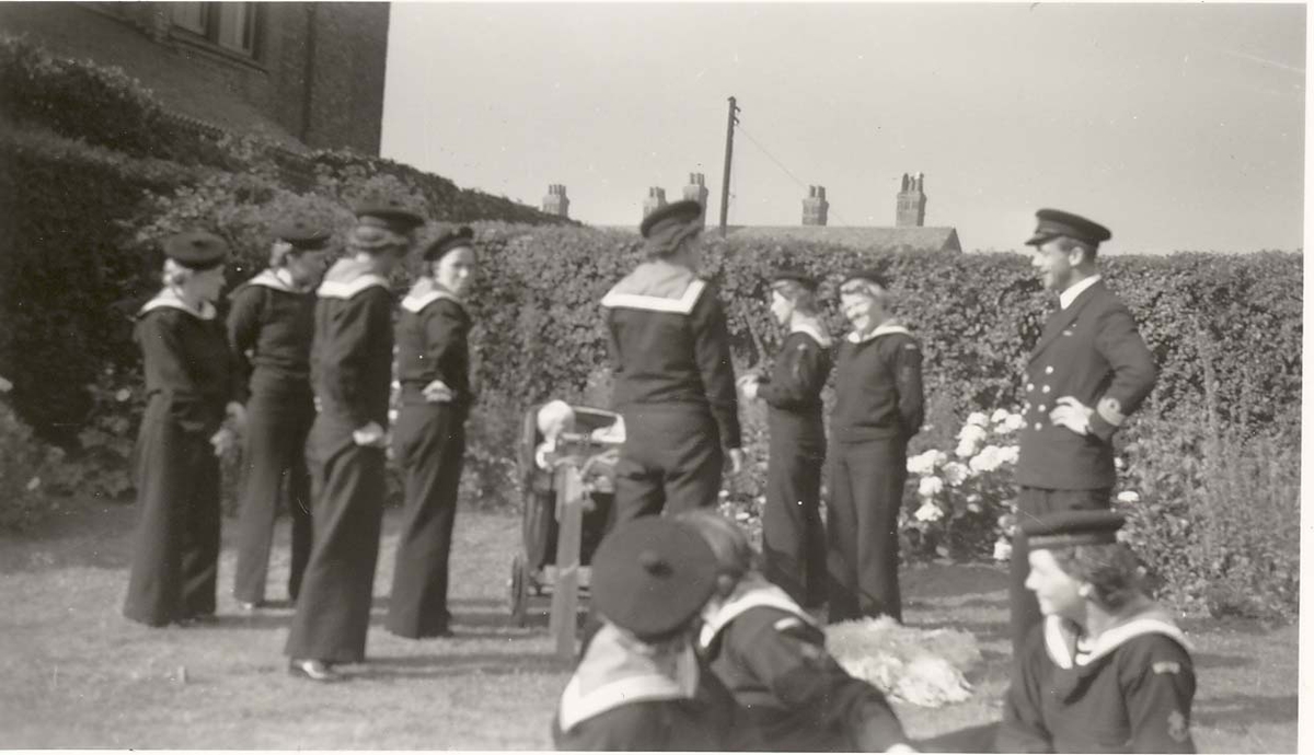 Motiv: Marinens Kvinnekorps 1942-1945. Barn i barnevogn på besøk