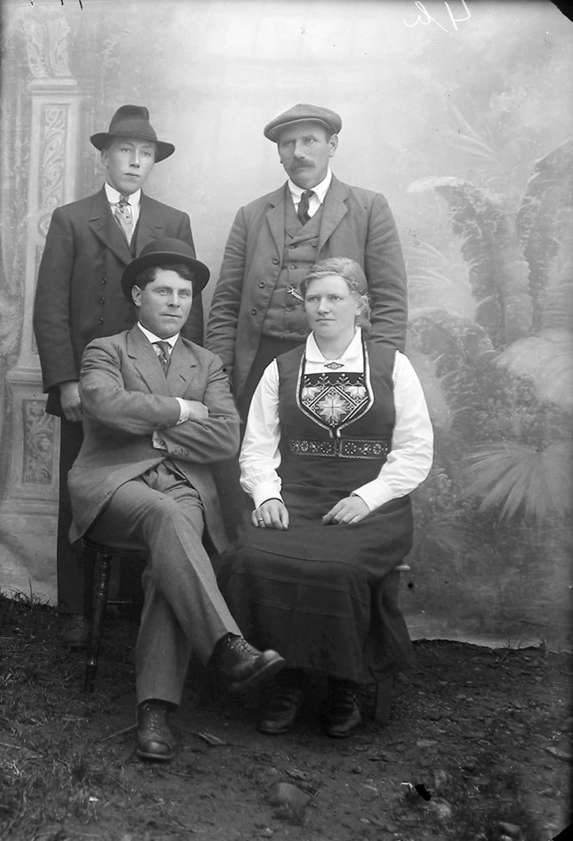 Portrett. Bak fra venstre: Joahn Nilsen ( Usikkert) og Petter Emilius Martinussen, Oppsal. 
Foran: Ekteparet Anton Oluf Olsen Hagen fra Fosnes, f. 1882 og Jerly Petrine Martinussen, 1897-1925.