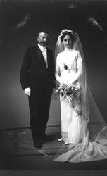 Brudepar.Hvit kjole. Livkjole. Snippkjole. Brudebukett. Slør