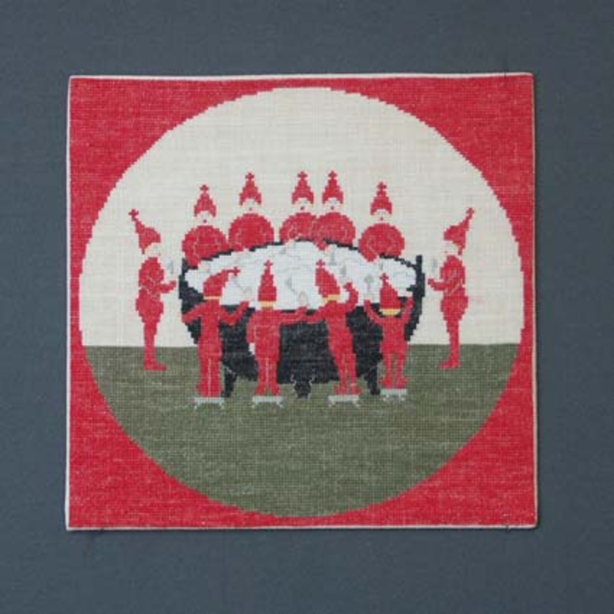 Julbonad med korsstygnsbroderi på linneväv. Bonaden tillhör Runda serien som är en serie julbonader formgivna av Irma Kronlund, en bonad per år från 1971 till 1989.Pris material 208:-.