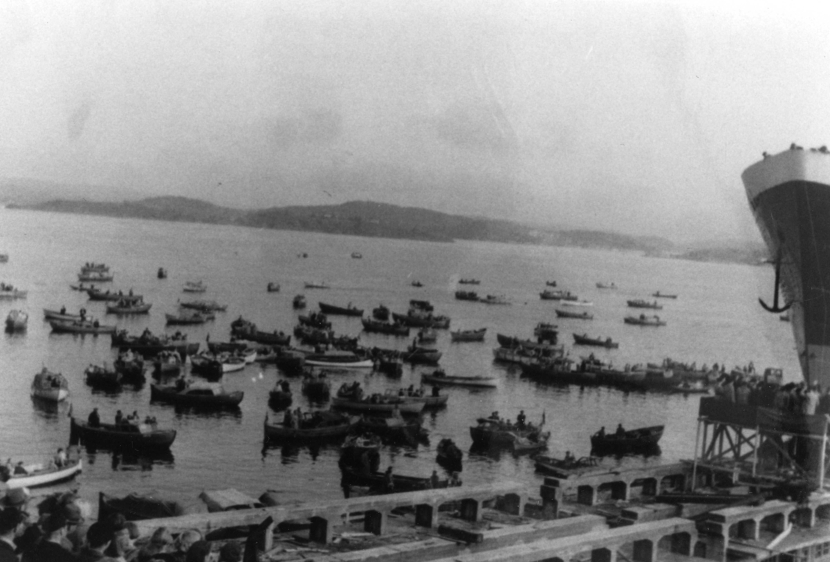 Mange fritidsbåter på vannet for å oppleve sjøsetting ved Tangen Verft. ca.1960-70