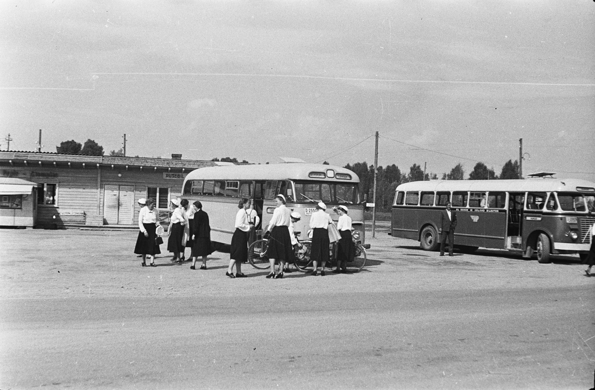 Sangens og musikkens dag. 30.05.1954. Sangere ved rutebilstasjon. Østmoehjørnet. Elverum.