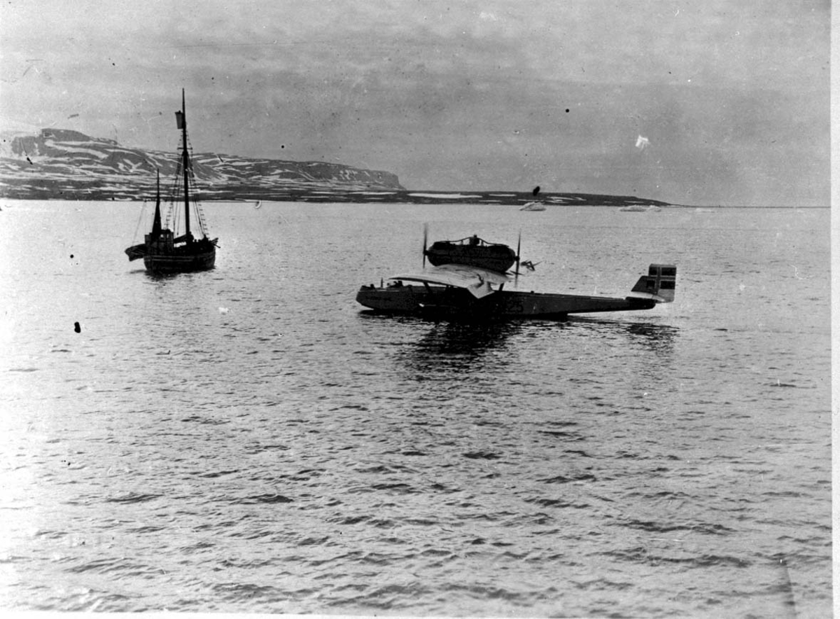 1 fly, Dornier Wal N-25 på havet. 1 fartøy ved flyet.