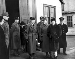 Gruppebilde. Flere personer, menn og kvinner. Mennene i mili