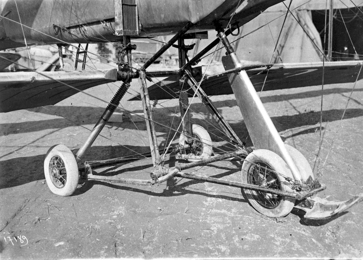 Ett fly på bakken, Breguet R.1. Detaljfoto av understell.