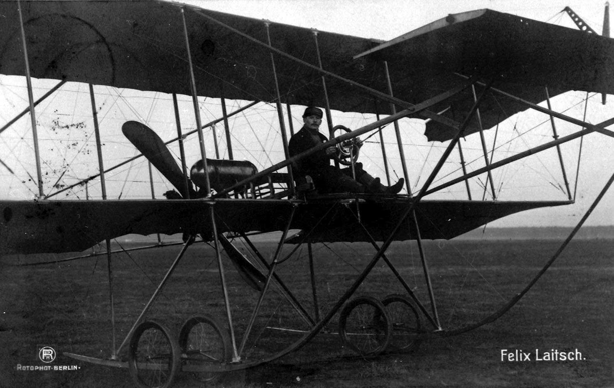Ett fly på bakken, Aviatik. En person, mann, i cockpiten.