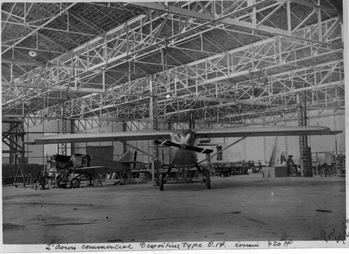 Ett fly inne i hangar, Dewoitine D14