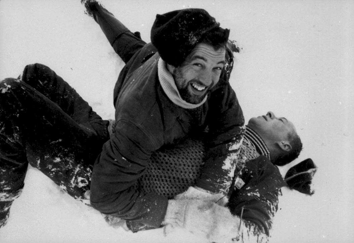 "Slosskamp". To personer leker seg i snøen