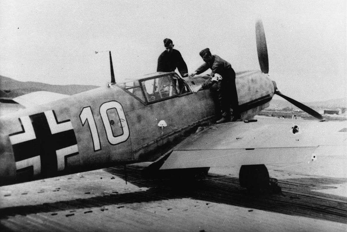 Lufthavn, tysk militert fly på bakken,  Bf109.To personer på flyet.