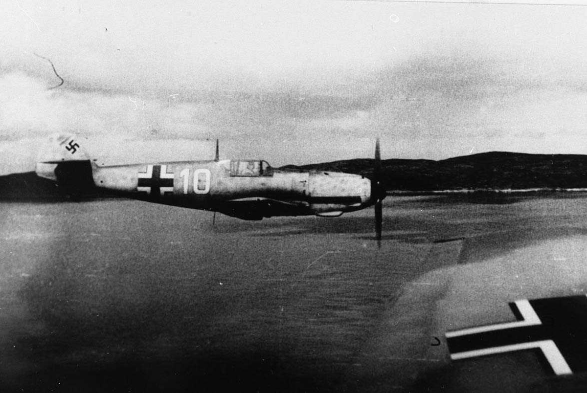 Tysk militert fly i lufta,  Bf109. (Formasjon). 